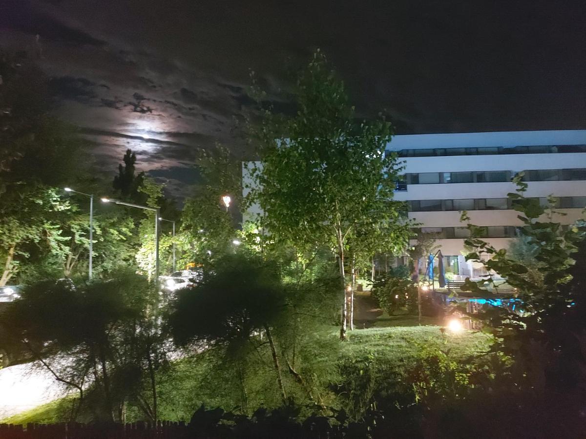Atria Urban Resort Boekarest Buitenkant foto